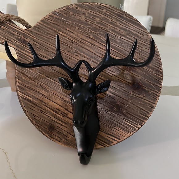 New Black or White Deer Head Hook - Picture 5 of 11